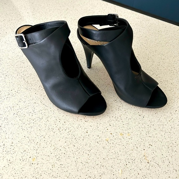 Vince Camuto leather black ankle strap heels Never worn! NWOT - Picture 4 of 5